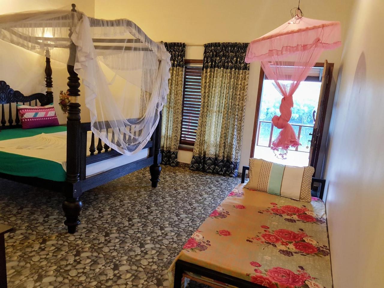 Pearl Cave Cabanas & Resturant 탕갈레 외부 사진