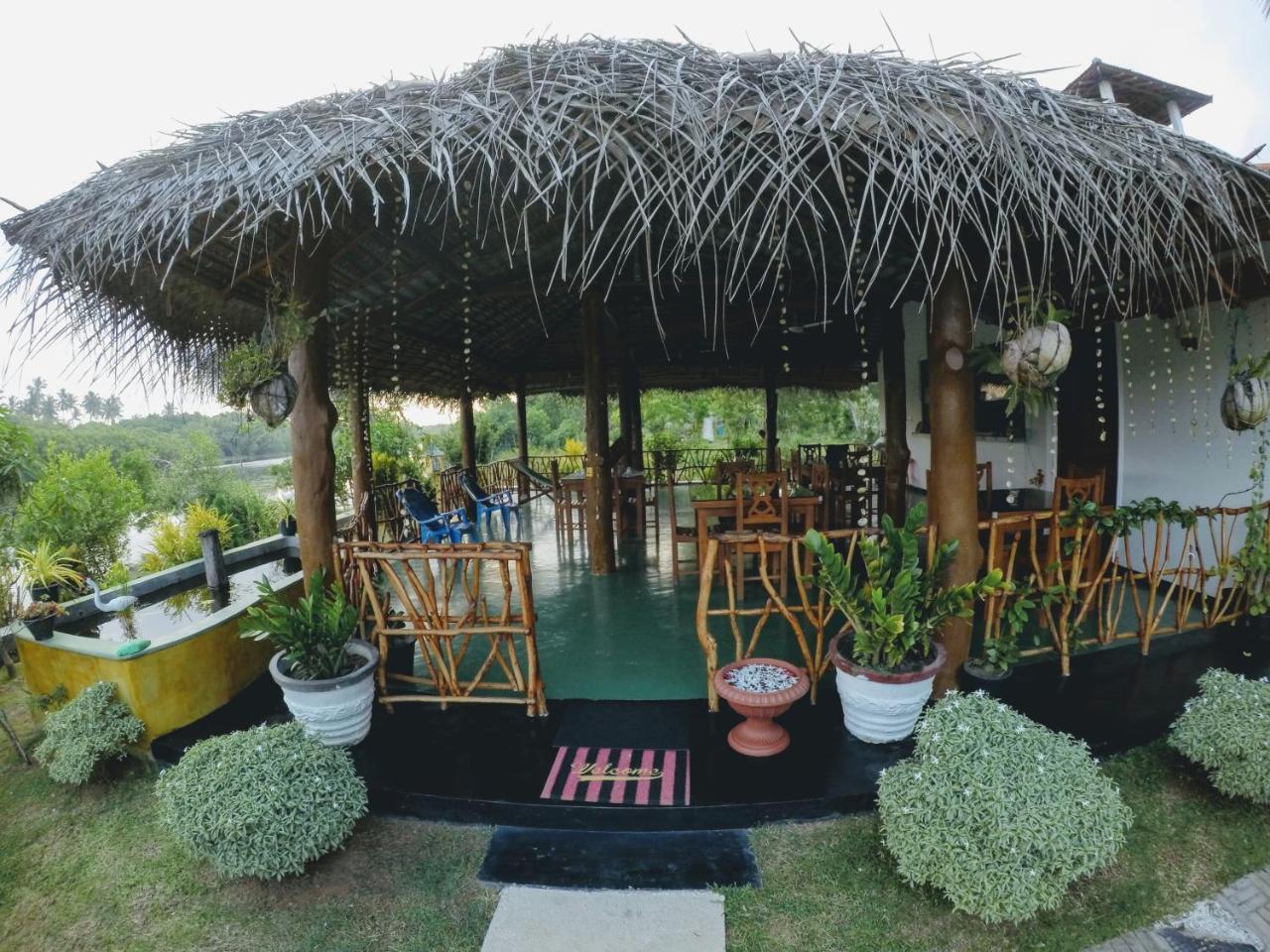 Pearl Cave Cabanas & Resturant 탕갈레 외부 사진